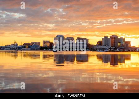 Norfolk, Virginia, EE.UU. En la bahía de Chesapeake al amanecer. Foto de stock