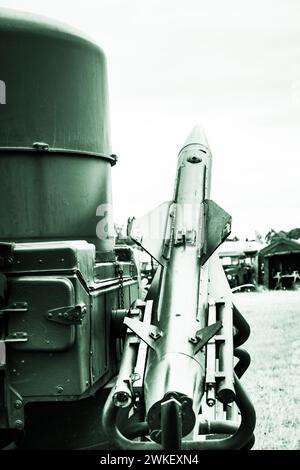 Un sistema de misiles británico 'Rapier' descomissionado en 'tiempo de guerra en el valle'. Foto de stock