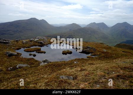 El Corbett 'Streap' y el Munro 'Sgurr Thuilm' de A Little Lochan en el Corbett 'Sgurr Mhurlagain' Glen Dessarry, Scottish Highlands, Reino Unido Foto de stock