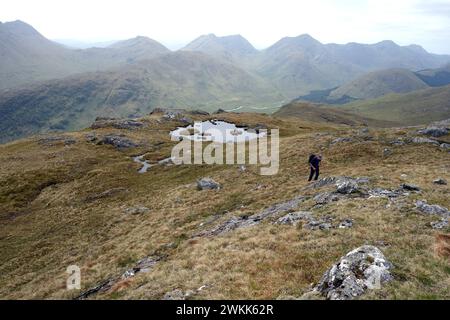 El Corbett 'Streap' y el Munro 'Sgurr Thuilm' de A Little Lochan en el Corbett 'Sgurr Mhurlagain' Glen Dessarry, Scottish Highlands, Reino Unido Foto de stock