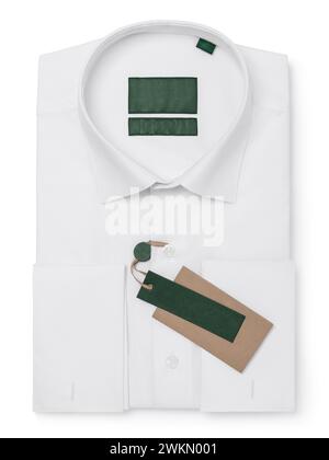 Camisa blanca doblada de manga larga de los hombres con el manguito del gemelo aislado sobre fondo blanco, vista superior, plantilla para el diseñador Foto de stock