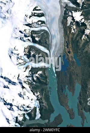 Imagen satelital en color del glaciar Upsala en el Parque Nacional Los Glaciares de Argentina en 2021. Ha experimentado un retroceso significativo en el último siglo. Su derretimiento indica el calentamiento climático en esta parte de Sudamérica. Foto de stock