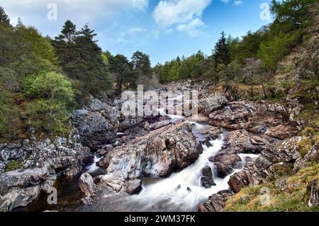 La hermosa Achness cae en baja racha tomadas en Glen Cassley, Sutherland en Escocia tarde Foto de stock