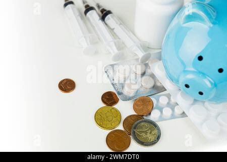 El banco de cerros azules está rodeado de varios medicamentos y monedas de euro. Foto de stock