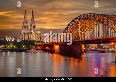 Colonia en la noche, río Rin; Alemania Foto de stock