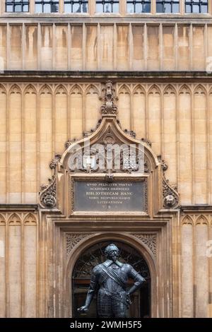 Estatua del conde de Pembroke, fundador del Pembroke College en la Universidad de Oxford, dentro del patio de la Biblioteca Bodleian en Oxford, Reino Unido Foto de stock