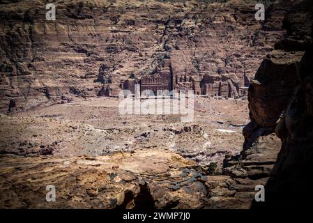 Paisaje de Petra, Jordania con las tumbas reales visibles en el fondo Foto de stock