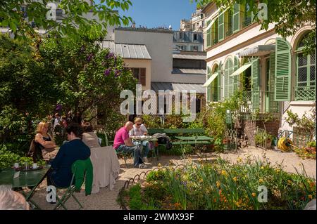 París, Francia, gente de la multitud, turistas, visitar, mesas, Museo Romántico, 'Musee de la Vie Romantique', Café francés en el jardín Foto de stock
