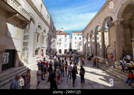 Split, Croacia - oct02,2022 - Los turistas visitan el palacio Diocleciano Patrimonio de la Humanidad de la UNESCO en Split, Dalmacia, Croacia Foto de stock
