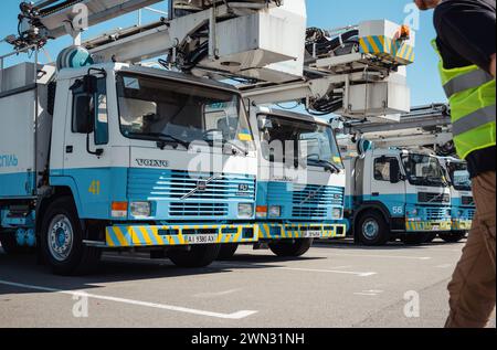 una fila de camiones de deshielo en el aeropuerto. Pocos camiones Volvo de mantenimiento estacionados en una línea en la plataforma en el aeropuerto de Boryspil. Foto de stock