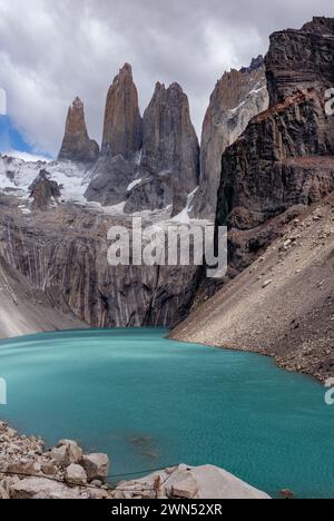 Base de las torres y laguna laguna en el Parque Nacional Torres del Paine vista, Chile. Paisaje de la Patagonia chilena. Foto de stock