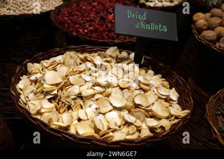 chalotes secos a la venta en el puesto del mercado callejero árabe. Dubai Spice Souk en Deira, Emiratos Árabes Unidos. Foto de stock
