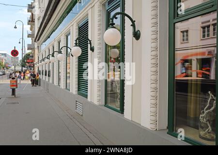 Viena, Austria - 12 de julio de 2015: Famoso restaurante Plachutta en Wollzeile Street en el centro de la ciudad capital de verano. Foto de stock