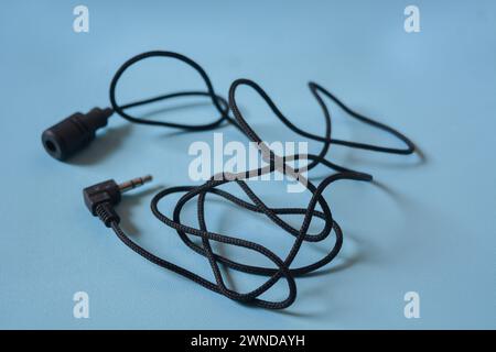 Cable de micrófono negro sobre fondo blanco. Foto de stock