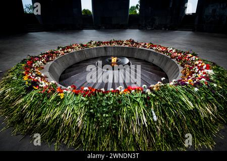 Llama eterna en el monumento conmemorativo de Tsitsernakaberd del Genocidio Armenio. Ereván, Armenia, Cáucaso, Eurasia. Foto de stock