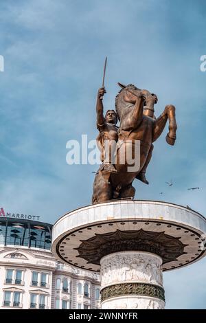 Skopje, Macedonia del Norte - 7 DE FEBRERO de 2024: Guerrero en una estatua de caballo en la Plaza Macedonia, la plaza principal de Skopje, la plaza más grande en el conde Foto de stock