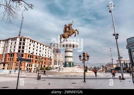 Skopje, Macedonia del Norte - 7 DE FEBRERO de 2024: Guerrero en una estatua de caballo en la Plaza Macedonia, la plaza principal de Skopje, la plaza más grande en el conde Foto de stock