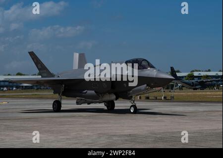 Un F-35 Lightning II de la Fuerza Aérea de los Estados Unidos asignado a la Base de la Fuerza Aérea Eielson, Alaska, se aparca en la Base de la Fuerza Aérea Real de Brunei Rimba, Brunei, Brunei. Foto de stock