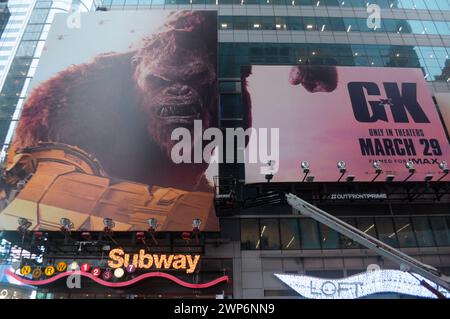 Nueva York, Estados Unidos. 05 de marzo de 2024. Una valla publicitaria de la próxima película, Godzilla x Kong: El Nuevo Imperio, se ve en Times Square, Nueva York. (Foto de Jimin Kim/SOPA Images/Sipa USA) Crédito: SIPA USA/Alamy Live News Foto de stock
