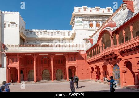Bikaner, INDIA - 2 DE FEBRERO DE 2024: La gente visita el Salón Público Karan Mahal en el Fuerte Junagarh en Bikaner, Rajastán, India Foto de stock