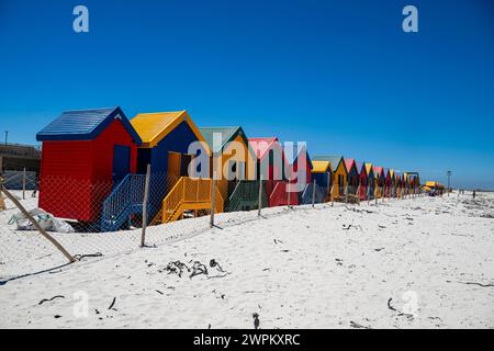 Cabañas de playa coloridas en la playa de Muizenberg, Ciudad del Cabo, Sudáfrica, África Foto de stock