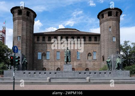 El monumento a Emanuele Filiberto, duque de D'Aosta, se encuentra en Piazza Castello, una plaza prominente que alberga varios lugares de interés de la ciudad Foto de stock