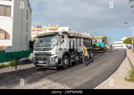 Trabajos de reacondicionamiento de carreteras en curso en R.Do Oceano, Ciudad Nueva de Albufeira, Portugal 2 de marzo de 2024 Foto de stock