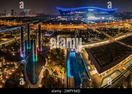 6 de marzo de 2024 - Chengdu, Sichuan: Vista aérea de las torres SKP y el centro comercial New Century Global Center Mall por la noche Foto de stock