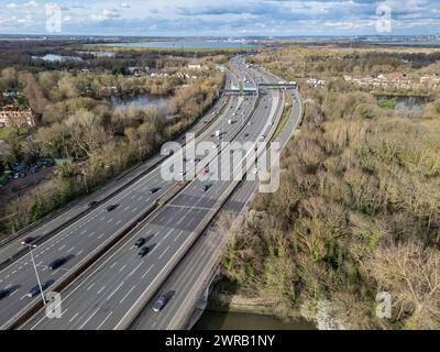 Vista aérea de la autopista M25 cerca de Runnymede, Surrey, Inglaterra, Reino Unido. Foto de stock