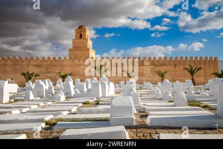 El cementerio Ouled Farhane junto a la Gran Mezquita de Kairouan, o Mezquita de Uqba, en Kairouan, Túnez. La mezquita es un sitio del patrimonio mundial de la UNESCO A Foto de stock