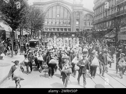 Reservistas belgas saliendo de Gare de l'Est [es decir, Gare du Nord], 1914. Hombres belgas frente a la Gare du Nord, París, Francia, al comienzo de la Primera Guerra Mundial Foto de stock