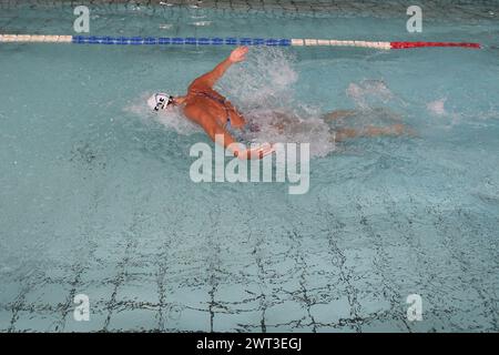 La campeona de natación, Federica Pellegrini, durante la carrera por la ciudad del gran premio de Nápoles, en el estadio de natación Caserta. Foto de stock