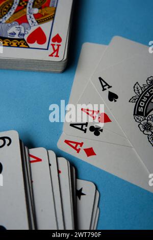 Foto de las cartas que juegan ordenadamente arreglado sobre un fondo azul Foto de stock