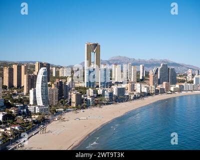Benidorm, España; 12 de marzo de 2024: Horizonte de la playa de Benidorm Poniente Foto de stock