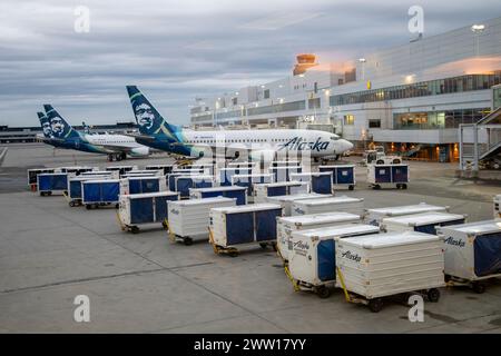 Anchorage, Alaska. Alaska Airlines en la zona de carga del Aeropuerto Internacional Ted Stevens Anchorage; Foto de stock