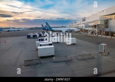 Anchorage, Alaska. Alaska Airlines en la zona de carga del Aeropuerto Internacional Ted Stevens Anchorage; Foto de stock