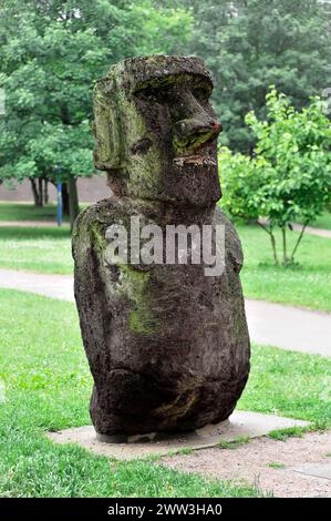 Una escultura de piedra cubierta de musgo, similar a los Moai de la Isla de Pascua, en el parque, Hamburgo, ciudad hanseática de Hamburgo, Alemania Foto de stock