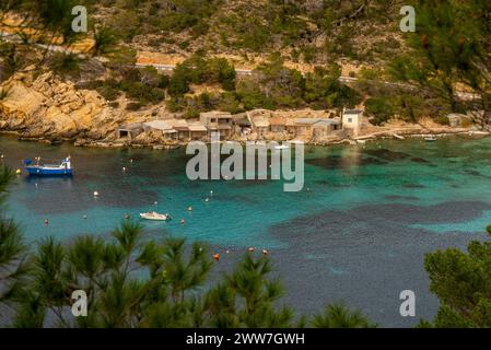 Cabañas de pescadores antiguas en la costa de la playa de Cala Vedella, Sant Josep de Sa Talaia, Ibiza, Islas Baleares, España Foto de stock