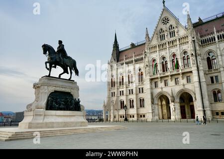 La estatua del conde Gyula Andrássy en la plaza Kossuth Lajos fuera del edificio del Parlamento húngaro. Foto de stock
