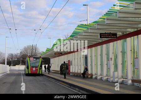 Sistema de tránsito rápido de trolebuses Metromare en la estación de tren de Rimini Foto de stock
