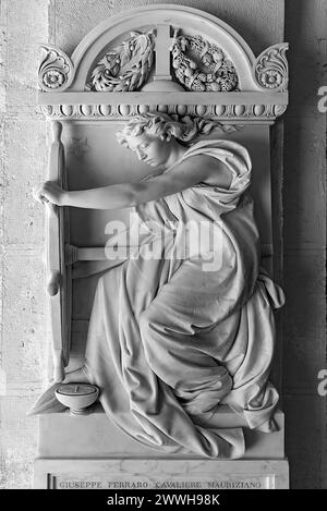 Escultura de una mujer con el volante de un barco, cementerio monumental, Cimitero monumentale di Staglieno), Génova, Italia Foto de stock