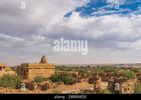 Una vista de las ruinas de la aldea abandonada de Kuldhara cerca de Jaisalmer en Rajastán, India Foto de stock