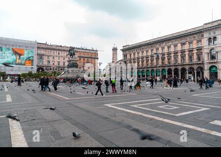 Milán, Italia-30 de marzo de 2022: La histórica Plaza del Duomo, Piazza del Duomo en el centro de Milán, Lombardía, Italia. Foto de stock