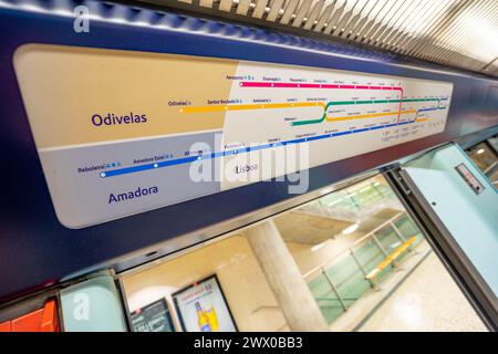 Diagrama, mapa, de las estaciones de metro vistas a través del interior ...