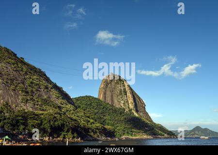La Montaña Pan de Azúcar vista desde Praia Vermelha en un día soleado - Urca, Río de Janeiro, Brasil Foto de stock