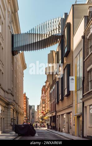 Puente de aspiraciones que conecta la Royal Ballet School con la Royal Opera House, Covent Garden, Londres Foto de stock