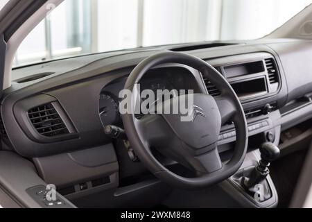 Rusia, Izhevsk - 4 de marzo de 2022: Sala de exposición Citroen. Interior de la nueva minivan Jumpy con transmisión mecánica. Vehículo comercial. Transporte moderno. Foto de stock