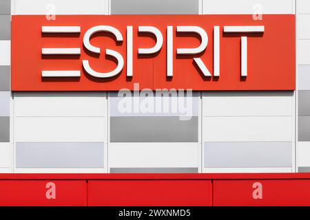 Creches, Francia - 27 de mayo de 2018: Logotipo de Esprit en una fachada. Esprit es un fabricante de ropa, calzado, accesorios y joyas Foto de stock