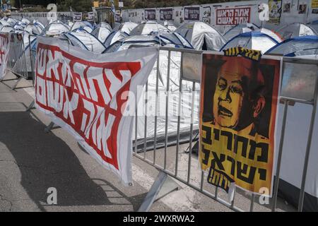 Jerusalén, Israel. 2 de abril de 2024. Un grupo diverso de ...