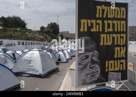 Jerusalén, Israel. 2 de abril de 2024. Un grupo diverso de ...